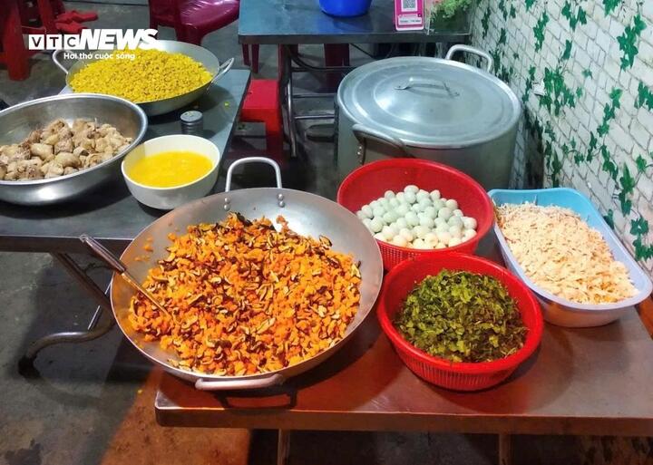 Nguyên liệu được sơ chế sạch sẽ, sắp xếp ngăn nắp trong khu bếp nhỏ.