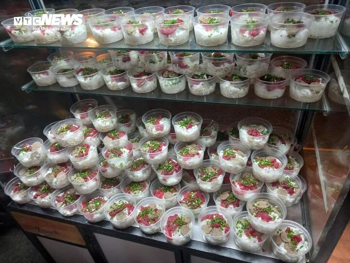 Thực đơn thay đổi linh hoạt với nhiều món nước, giúp người ăn đỡ ngán.