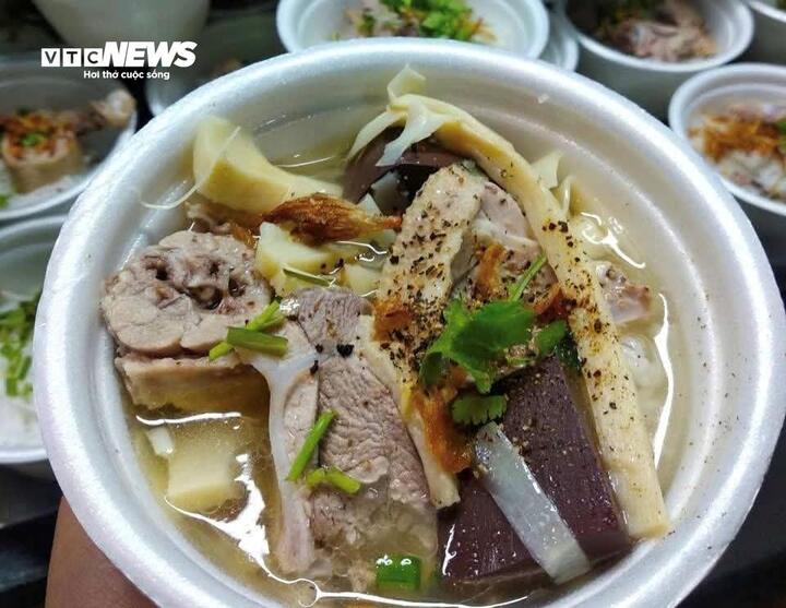 Những phần ăn nóng hổi được chuẩn bị kỹ lưỡng, đảm bảo dễ ăn trong đêm khuya.