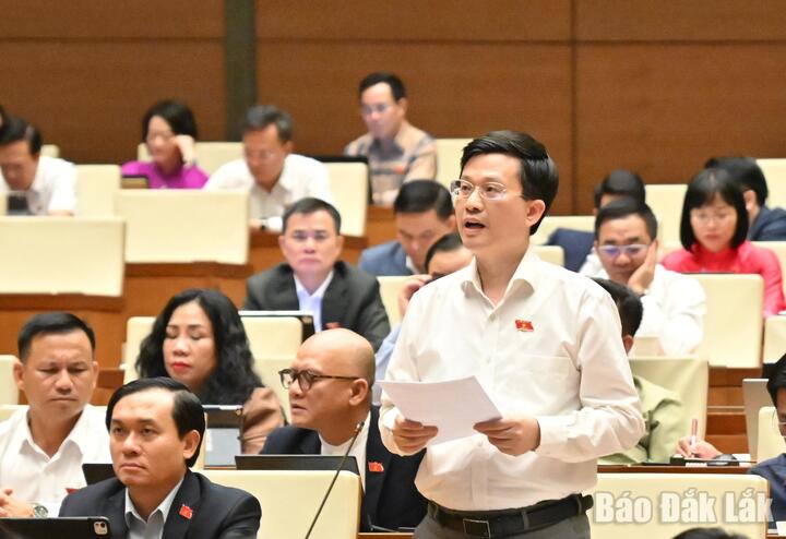 Đại biểu Đỗ Chí Nghĩa, Ủy viên là đại biểu Quốc hội hoạt động chuyên trách tại Ủy ban Văn hóa và Xã hội của Quốc hội (Đoàn ĐBQH tỉnh Đắk Lắk) thảo luận tại hội trường. (Ảnh: Đoàn ĐBQH tỉnh cung cấp)