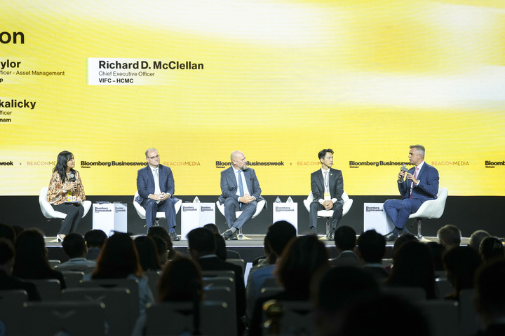 Ông Michal Skalicky thảo luận cùng các diễn giả tại sự kiện. (Ảnh: Home Credit)