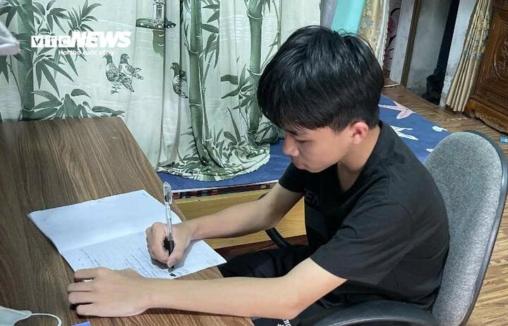 Duy đang sống nhờ ở nhà cậu.