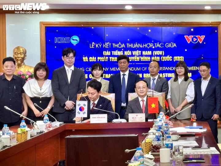 Sáng 21/4, tại Trung tâm Phát thanh Quốc gia, 58 Quán Sứ, Hà Nội, Ủy viên Trung ương Đảng, Phó Trưởng Ban Tuyên giáo và Dân vận Trung ương, Tổng Giám đốc Đài Tiếng nói Việt Nam (VOV) Đỗ Tiến Sỹ đã tiếp đoàn Đài PT-TH KBS (Hàn Quốc) do ông Park Jang-beom, Giám đốc Đài làm Trưởng đoàn sang thăm và làm việc với Đài Tiếng nói Việt Nam. (Ảnh: Diễm Châu)