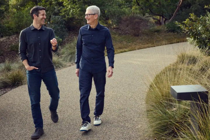 John Ternus (trái) và Tim Cook, hai lãnh đạo của Apple trong kỷ nguyên AI. (Nguồn: Apple)
