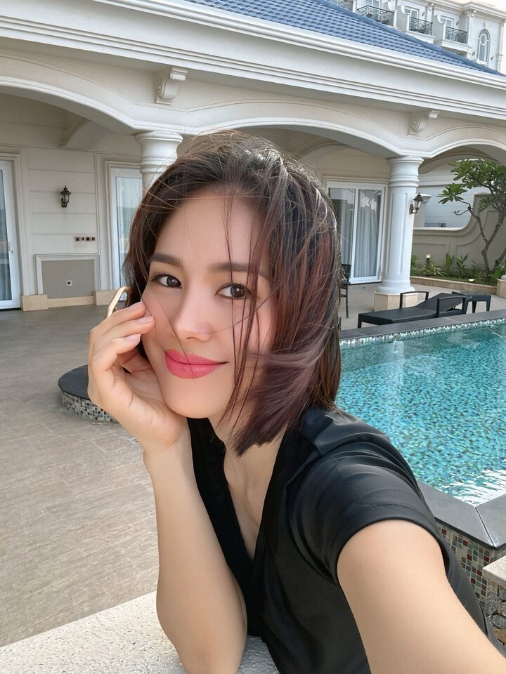 Diễn viên Lê Phương đóng chính trong 2 bộ phim đạt rating cao chiếu cùng lúc là "Bóng ma hạnh phúc" và "Vì mẹ anh phán chia tay". Cả hai dự án truyền hình chiếm trọn sự quan tâm, bàn tán theo nhiều hướng khác nhau từ khán giả.