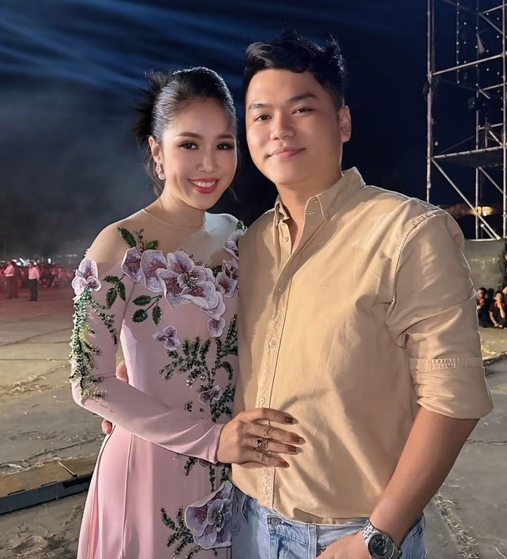 Về đời tư, Lê Phương từng có cuộc hôn nhân đầu đổ vỡ với diễn viên Quách Ngọc Ngoan. Sau ly hôn, cô trở thành mẹ đơn thân nuôi con trai. Năm 2017, nữ diễn viên tái hôn với ca sĩ Trung Kiên, kém 7 tuổi.