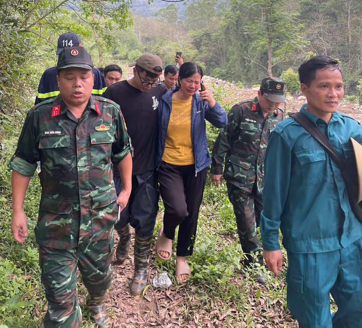 Người mẹ òa khóc khi gặp lại con trai sau 2 ngày mất liên lạc.