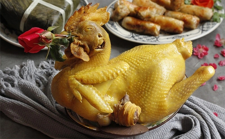 Luộc gà tưởng đơn giản nhưng nếu sai kỹ thuật, da dễ nứt, bong tróc.