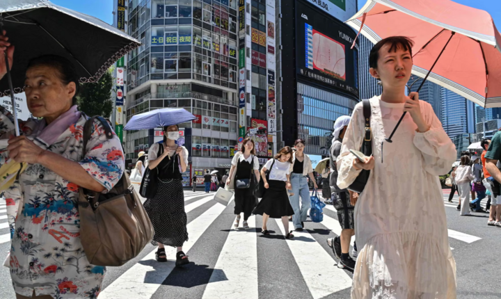 Người đi bộ dưới nắng nóng gay gắt tại Nhật Bản, mùa hè 2025. (Ảnh: The Guardian)