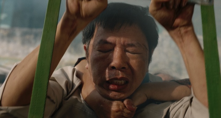 Thái Hoà tiếp tục có một vai diễn lăn xả hết mình.