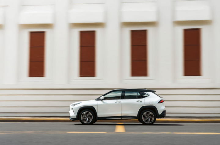 Yaris Cross HEV linh hoạt di chuyển trong đô thị.