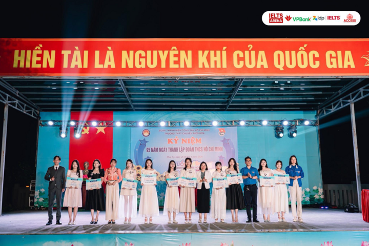 Lễ trao học bổng tiếng Anh ACCESS tại trường Chuyên Biên Hòa.