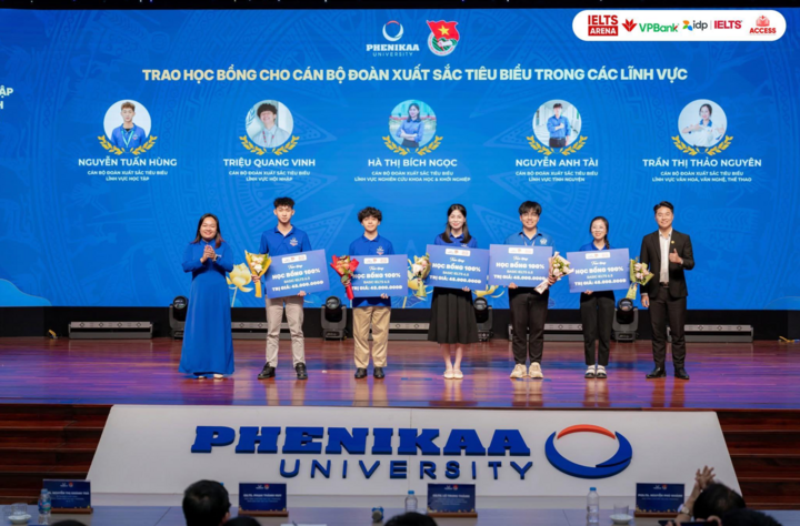 Các sinh viên nhận học bổng IELTS ACCESS tại lễ trao thưởng, ghi nhận những thành tích nổi bật trong học tập và hoạt động Đoàn tại trường Đại học Phenikaa.