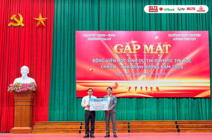 Đại diện chương trình trao học bổng tiếng Anh ACCESS tại Trường THPT Chuyên Lương Văn Tụy (Ninh Bình).