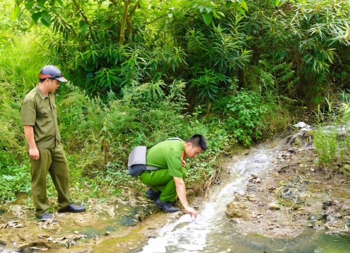 Cơ quan công an lấy mẫu nước phân tích phục vụ công tác điều tra