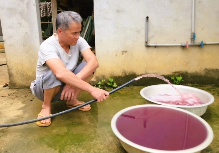 Nước giếng khoan của người dân đổi màu tím bất thường