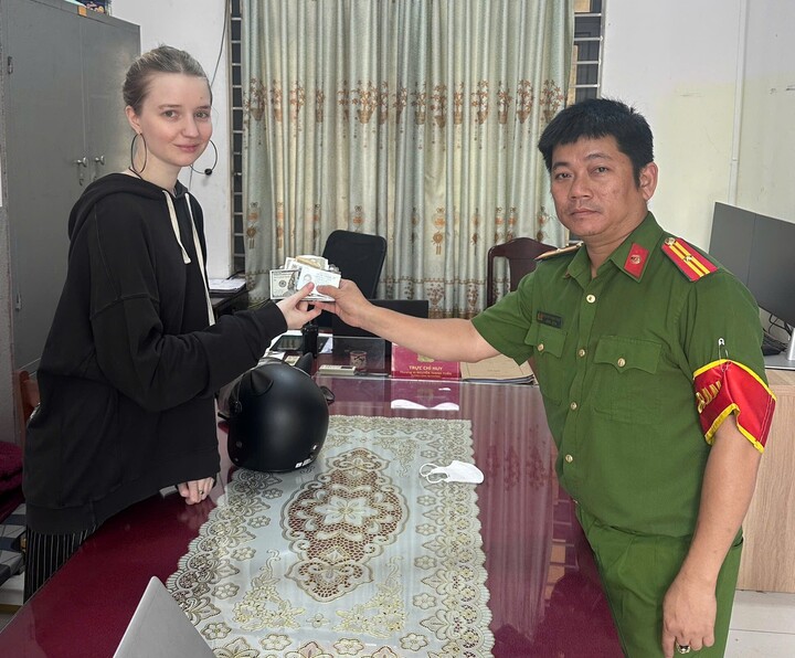 Nữ du khách nhận lại tài sản thất lạc. (Ảnh: C.A)
