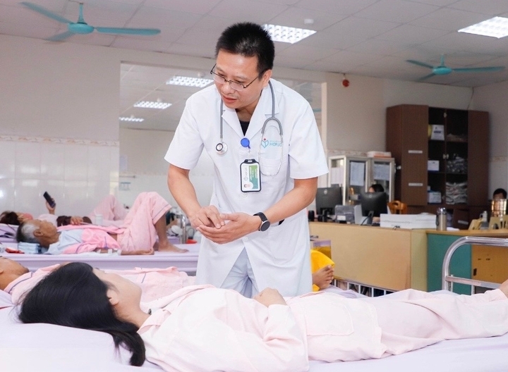 Bác sĩ tư vấn sức khoẻ cho Yến.