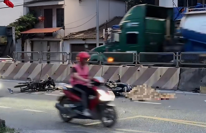 Ghi nhận tại hiện trường, cả hai phương tiện đều bị hư hỏng nặng, nhiều mảnh vỡ văng ra mặt đường.