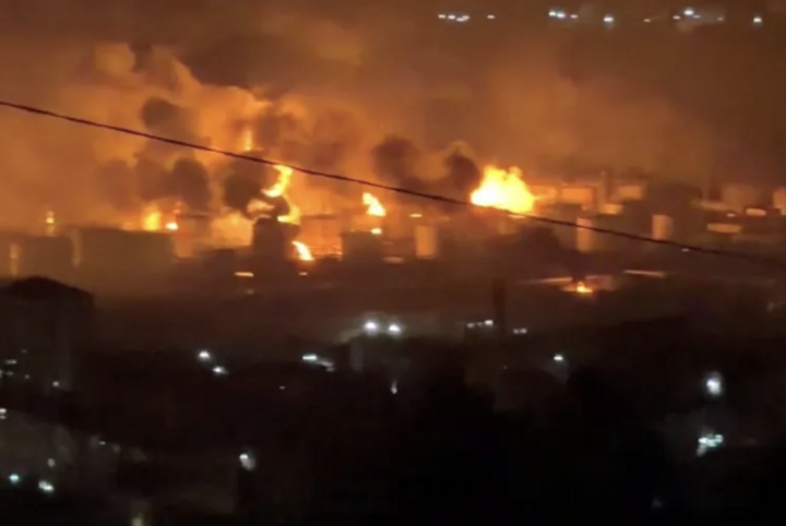 Theo các quan chức Nga, lửa và khói bốc lên tại nhà máy lọc dầu Tuapse gần cảng Tuapse. (Ảnh: Mạng xã hội/Reuters)