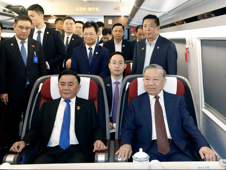 Lãnh đạo doanh nghiệp ngành đường sắt Trung Quốc tháp tùng Tổng Bí thư, Chủ tịch nước Tô Lâm trên tàu cao tốc đi thăm thành phố Nam Ninh. Ảnh: Thống Nhất/TTXVN