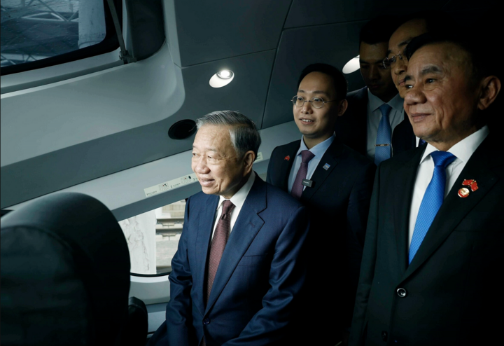 Tổng Bí thư, Chủ tịch nước Tô Lâm trên tàu cao tốc đi thăm thành phố Nam Ninh. (Ảnh: TTXVN)