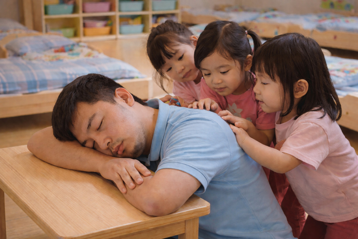 Vài em nhẹ nhàng kéo áo thầy Trần và thì thầm vào tai: "Thầy ơi, dậy đi".