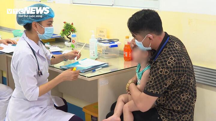 Trẻ nhập viện gia tăng trong thời tiết nắng nóng kéo dài.