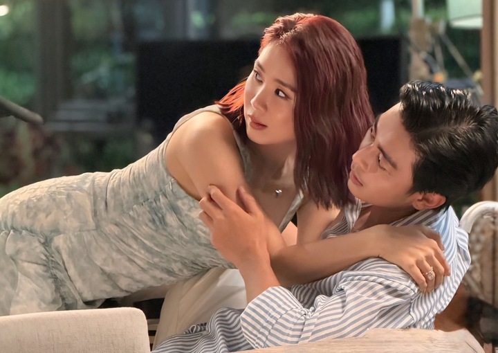 Trái ngược hoàn toàn với Mai, Lê Phương trong "Vì mẹ anh phán chia tay" lại là cô gái độc lập, mạnh mẽ. Nhân vật Phương Khánh khiến người xem thích thú nhờ phong cách và thần thái.