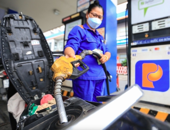 Giá các loại xăng dầu cùng giảm từ 16h chiều nay 21/4. (Ảnh minh họa: Báo Chính phủ)