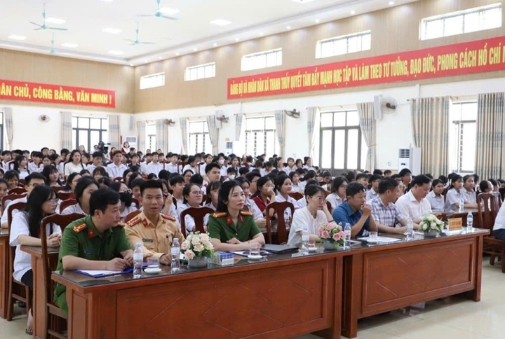 Toàn cảnh Hội nghị tư vấn tuyển sinh, hướng nghiệp và tuyên truyền Luật An toàn giao thông cho học sinh lớp 9.