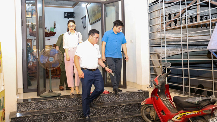 Ông Nguyễn Đức Lương, Bí thư Đảng ủy phường Phong Châu kiểm tra hiện trạng sự cố sạt lở. (Ảnh: Phường Phong Châu)