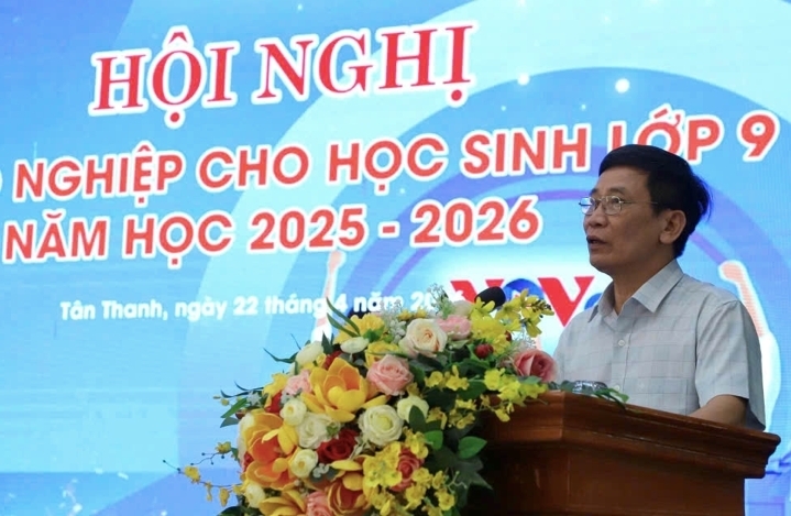 Thầy Dương Văn Đoàn trực tiếp tư vấn tuyển sinh, hướng nghiệp cho học sinh.