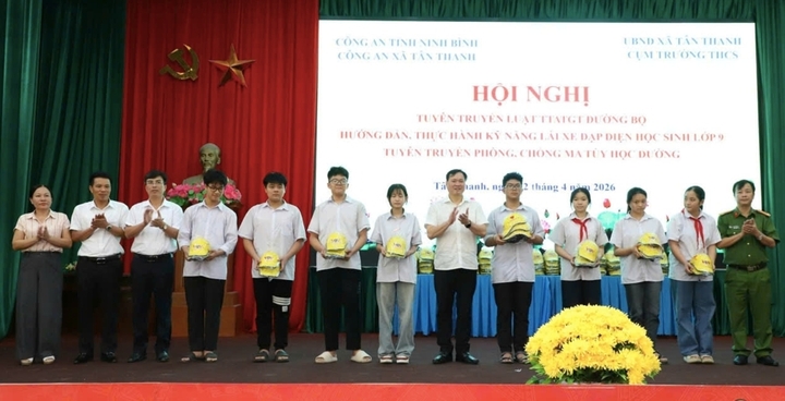 TS Nguyễn Văn Hùng, Hiệu trưởng trường Trường Cao đẳng Phát thanh – Truyền hình I (VOVedu) trao tặng mũ bảo hiểm cho đại diện học sinh 4 trường THCS, lan tỏa thông điệp an toàn giao thông và trách nhiệm với cộng đồng.