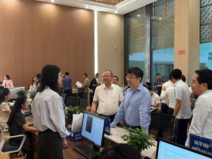 Thứ trưởng Bùi Hoàng Phương làm việc với Trung tâm Phục vụ HCC thành phố Hà Nội chi nhánh số 8.