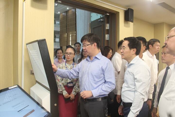 Thứ trưởng Bùi Hoàng Phương trực tiếp kiểm tra tại điểm phục vụ hành chính công xã Đông Anh.