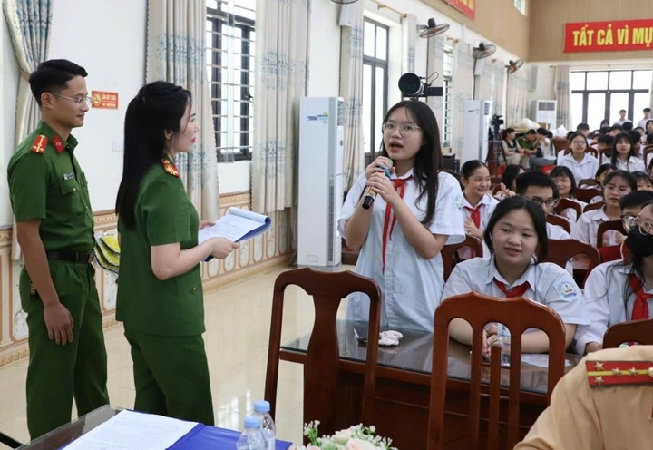 Học sinh tích cực tham gia giao lưu, nhận mũ bảo hiểm VOVedu, món quà thiết thực, ý nghĩa.