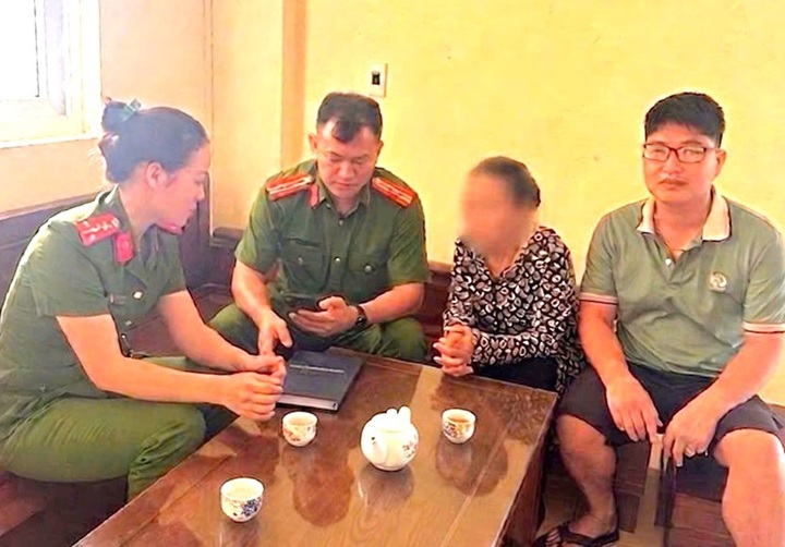 Cán bộ Công an phường Sông Trí (Hà Tĩnh) phân tích, giải thích về các thủ đoạn lừa đảo qua mạng cho bà H.T.V.