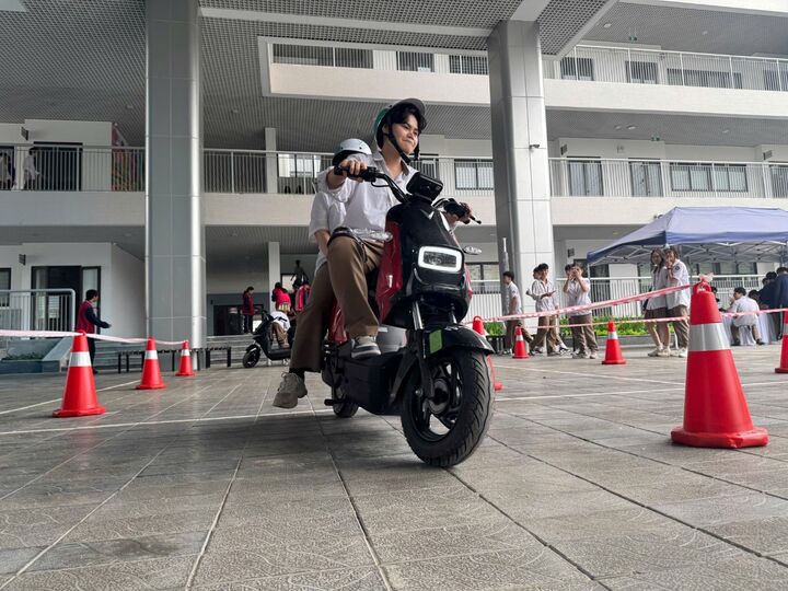 Mẫu xe Amio thu hút đông đảo học sinh tham gia lái thử.