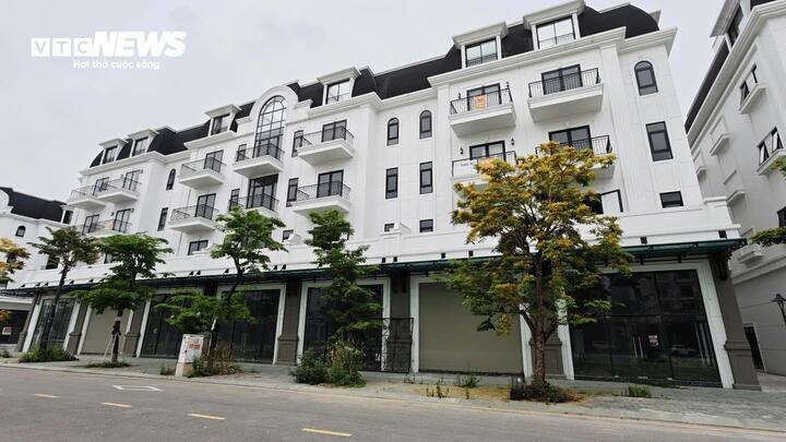 Dãy shophouse cũng không có người đến sinh sống dù công trình hoàn thiện vài năm.