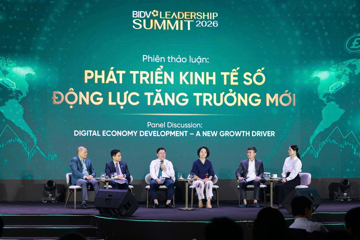 Đại diện các chuyên gia, lãnh đạo ngân hàng trao đổi tại Hội thảo.