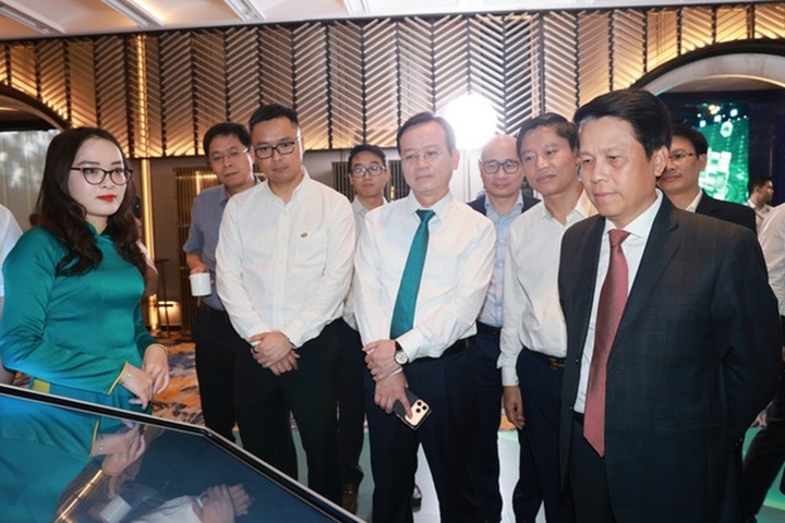 Các đại biểu tham quan khu trưng bày hệ sinh thái số tại BIDV Leadership Summit 2026.