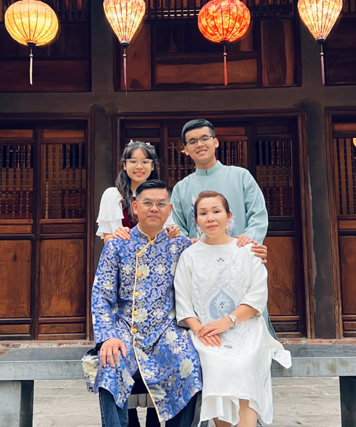 Hoàng Viết Lân cùng bố mẹ và em gái.