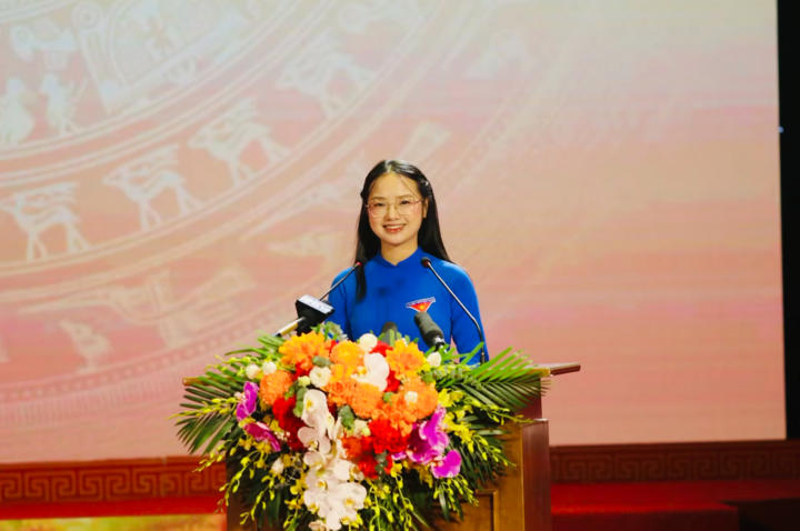 Phần phát biểu của Hà Vy nhanh chóng lan tỏa trên mạng xã hội với phong thái tự tin, giọng nói truyền cảm.