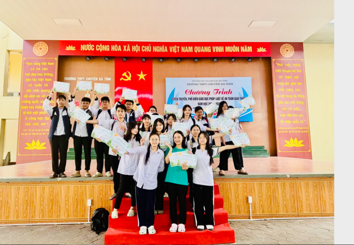 Hà Vy tích cực tham gia các hoạt động xã hội tại trường.