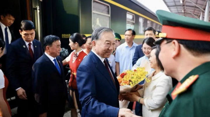 Phó Bí thư Thường trực tỉnh Lạng Sơn cùng lãnh đạo tỉnh Lạng Sơn đón Tổng Bí thư, Chủ tịch nước Tô Lâm và Phu nhân cùng Đoàn đại biểu cấp cao Việt Nam tại ga Đồng Đăng (Lạng Sơn) sau khi kết thúc chuyến công tác tại Trung Quốc. Ảnh: Báo Nhân dân