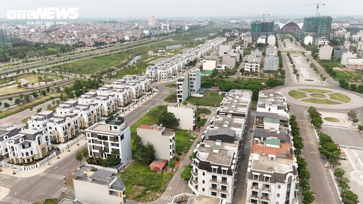 Hàng trăm biệt thự, shophouse đìu hiu, vắng vẻ tại phố đi bộ ban đêm.