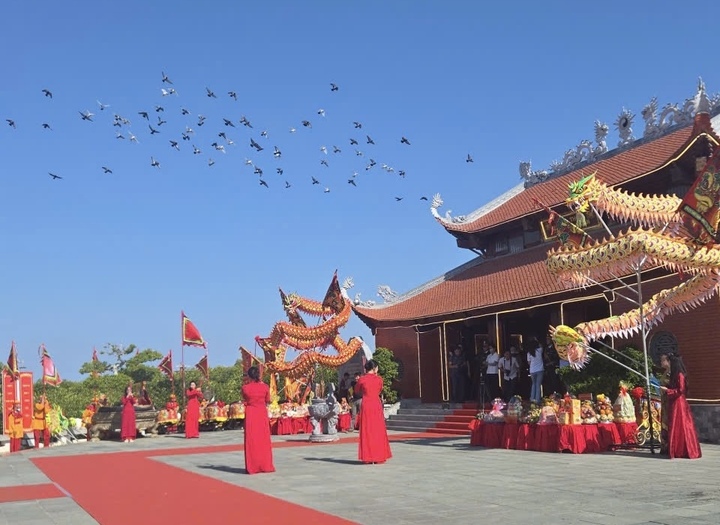 Không gian khu vực Đền thờ Lạc Long Quân được chỉnh trang khang trang, đón người dân và du khách về dự lễ.