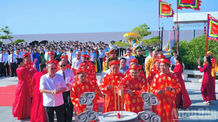 Nghi thức dâng hương tri ân Đức Quốc Tổ Lạc Long Quân diễn ra trang nghiêm tại Đền thờ ở Mũi Cà Mau sáng 22/4.