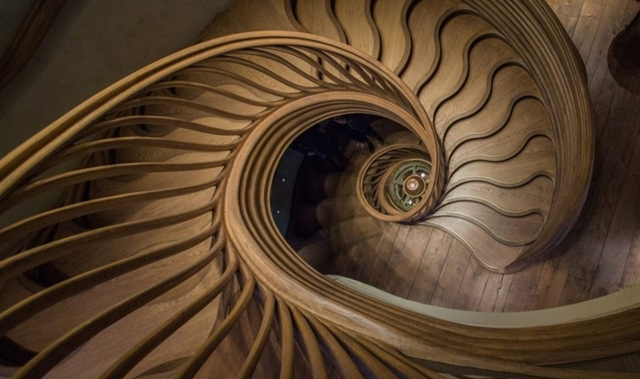 Cầu thang xoắn bằng gỗ. (Ảnh: Phongkhachdep)